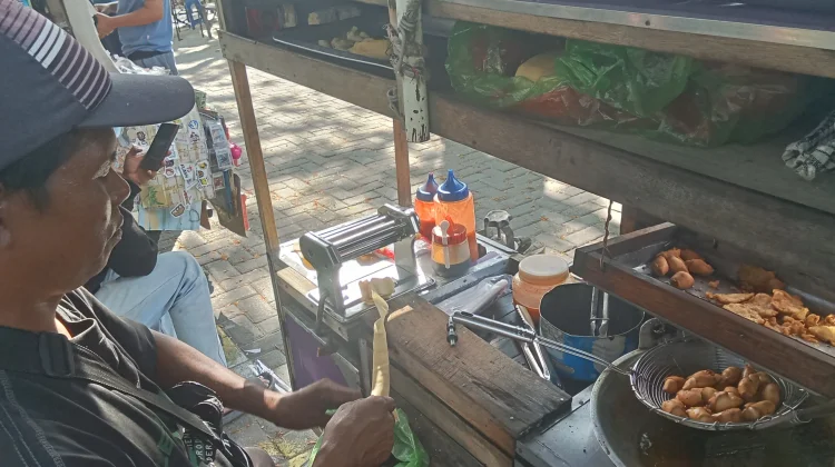 Kisah Bang Arik: Sukses Usaha Molen Mini Keliling di Sampang