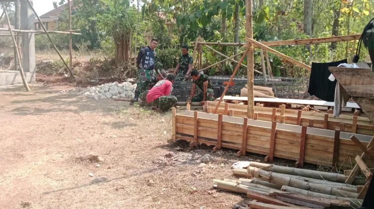 Satgas TMMD dan Warga Sampang Gotong Royong Gali Jalur Pipa Sumur Bor