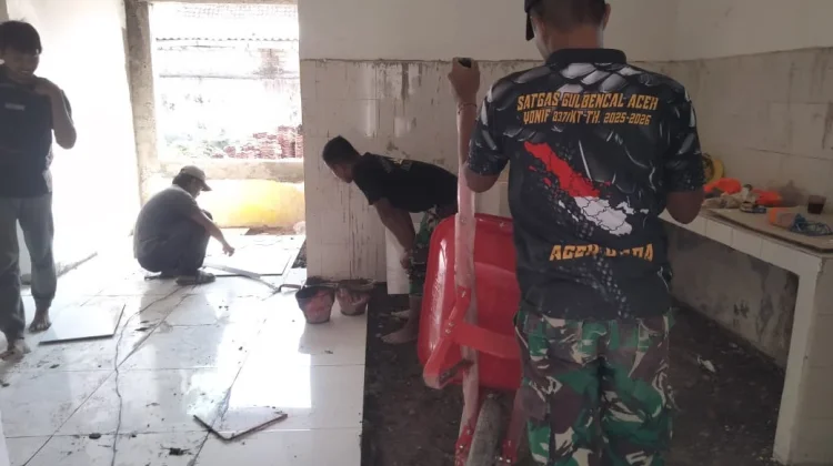 Satgas TMMD dan Warga Presisi Pasang Keramik Pustu Panyepen