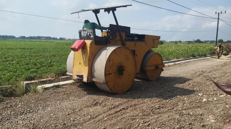 Alat Berat Satgas TMMD Sampang Ratakan Jalan Desa Panyepen