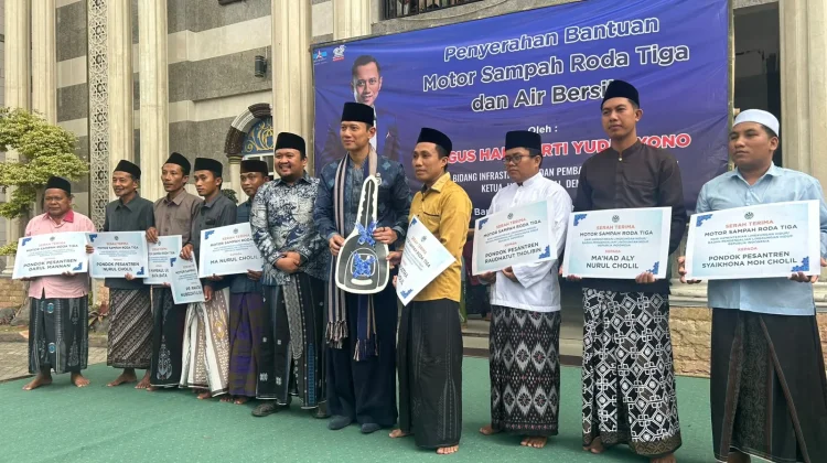 Menko AHY Salurkan Bantuan Air Bersih dan Kendaraan Roda Tiga untuk Sampah