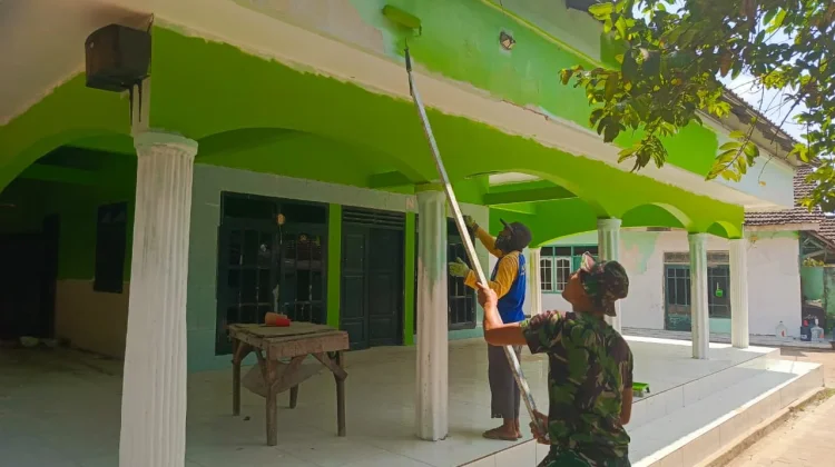 TNI dan Warga Blega Gotong Royong Renovasi Masjid Desa