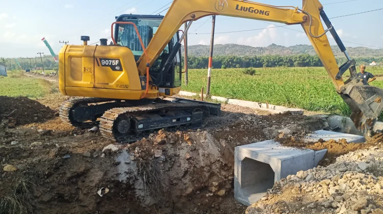 Menjelang Pengecoran Jalan, Satgas TMMD dan Warga Pasang U-Ditch Gorong-gorong