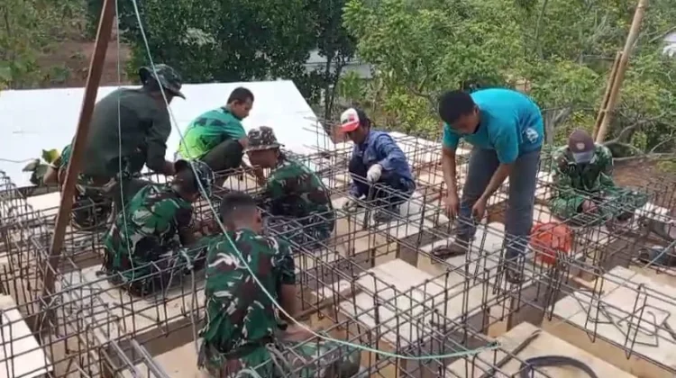 Gotong Royong Satgas TMMD dan Warga Panyepen Rakit Besi Tandon Air