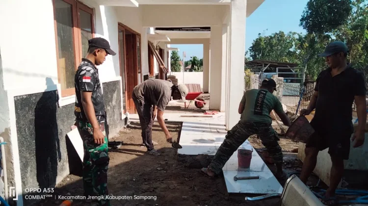 TMMD Sampang Rehab Pustu Desa Panyeppen Tahap Pemasangan Keramik