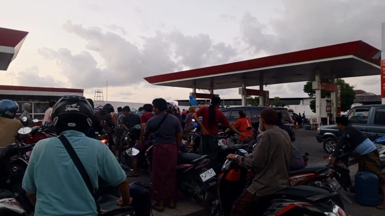 Warga Pamekasan Kesulitan Dapat BBM di SPBU