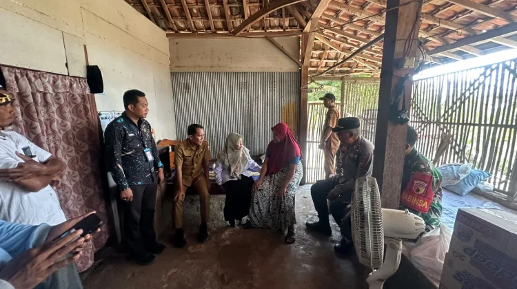 Polsek Jrengik Bersama Baznas Salurkan Bansos