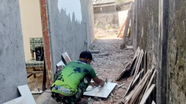 Penataan Keramik Pustu Desa Panyepen Diperluas hingga Teras Belakang