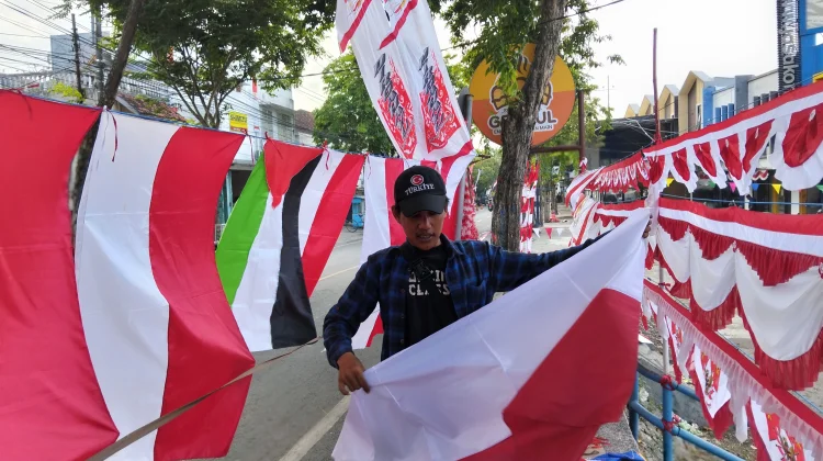 Pedagang Bendera Asal Garut Padati Jalanan Kota Sampang