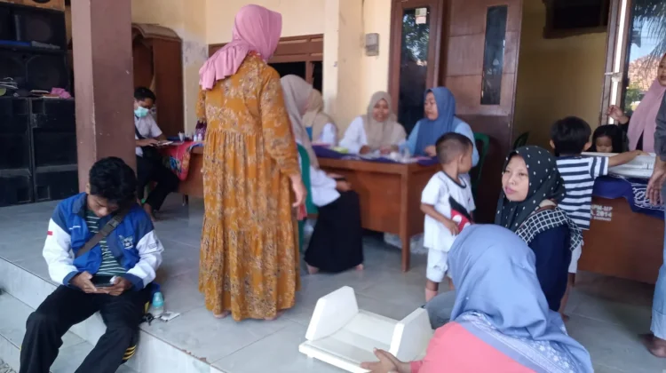 Pemberian Obat Cacing dan Vitamin A pada Bayi dan Balita di Sampang
