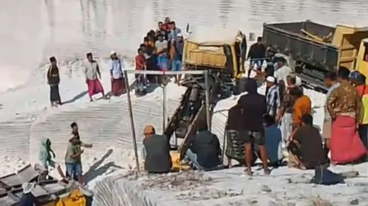 Truk Jatuh ke Jurang Tambang Batu di Pamekasan