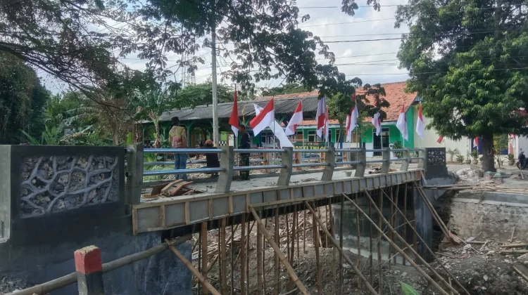 Progres Pembangunan Jembatan SMPN 1 Kamal Capai 96 Persen