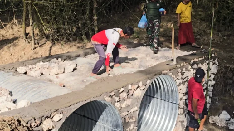 Gotong Royong TNI dan Warga Socah Bangun Jembatan Armco