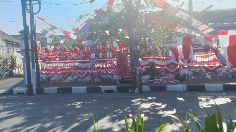 Agustusan, Penjual Bendera Merah Putih Padati Ruas Jalan Sampang