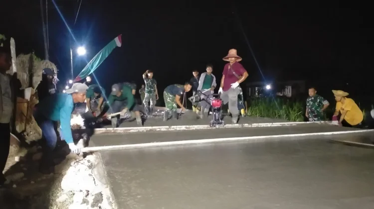 Lembur hingga Malam, Satgas TMMD dan Warga Kerjakan Cor Jalan Desa Sampang