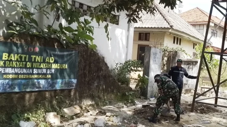TNI dan Warga Bangkalan Bangun Tandon Air di Ponpes Assomadiah