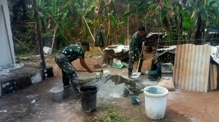 Asa Baru Ibu Rohimah, Babinsa Bangkalan Bedah Rumah Tak Layak Huni
