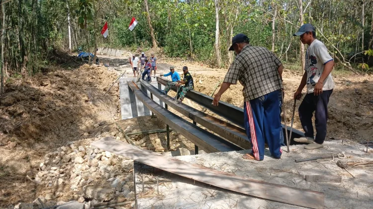 Bahu-Membahu, TNI dan Warga Klampis Bangun Jembatan Baja