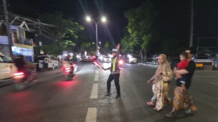 Polres Sampang Gelar Patroli "Blue Light" di Alun-Alun Trunojoyo