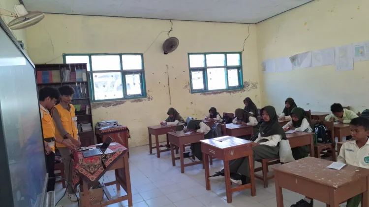 Kancah Lentera, Mahasiswa Antar-Kampus Dampingi Pembelajaran Siswa SD Sampang