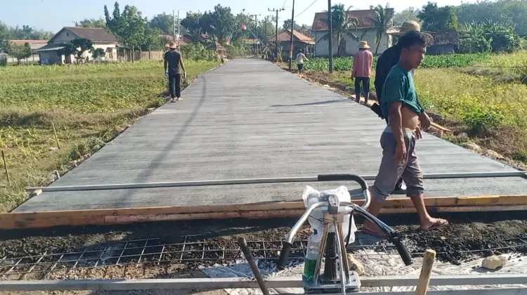 TMMD Sampang Dikebut, Gotong Royong Warga Percepat Pengecoran Jalan