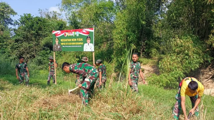 Satgas TMMD Kodim Sampang Bersama Warga Tanam Ratusan Pohon