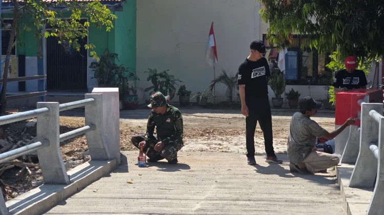 Sentuhan Terakhir Jembatan SMPN 1 Kamal, Bukti Bhakti TNI AD