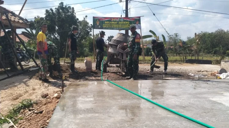 TMMD ke-129 Sampang: TNI dan Warga Kebal-Kebut Pengecoran Jalan
