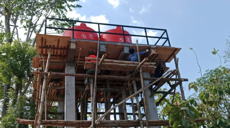 Aksi Cepat TMMD Sampang Pasang Pagar Tandon Air Lantai Tiga