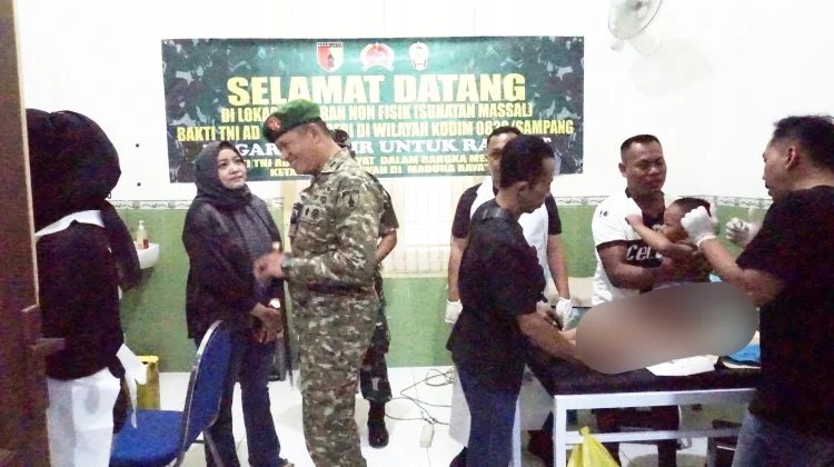 Bhakti TNI AD di Sampang Hadirkan Khitanan Massal