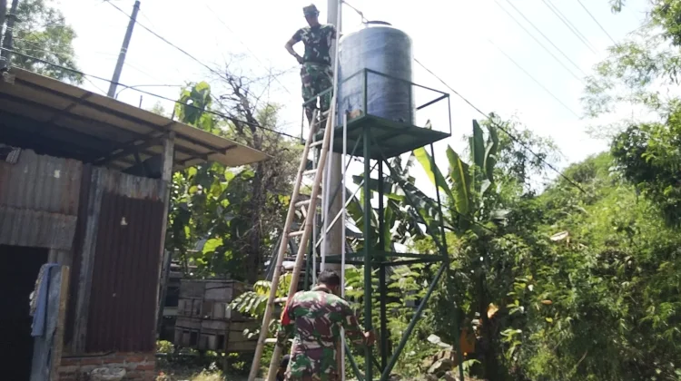 Gotong Royong Satgas TMMD dan Rakyat Panyepen Sampang Tandon Air Terpasang