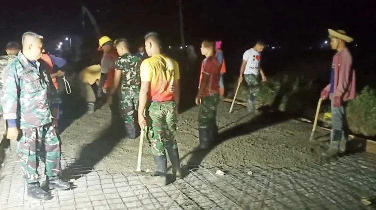 Demi Akses Jalan, Satgas TMMD 129 Sampang Lembur Pengecoran Jalan