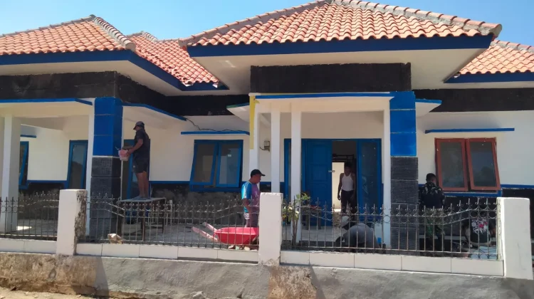 Gotong Royong Warnai Tahap Akhir Rehabilitasi Pustu Panyepen