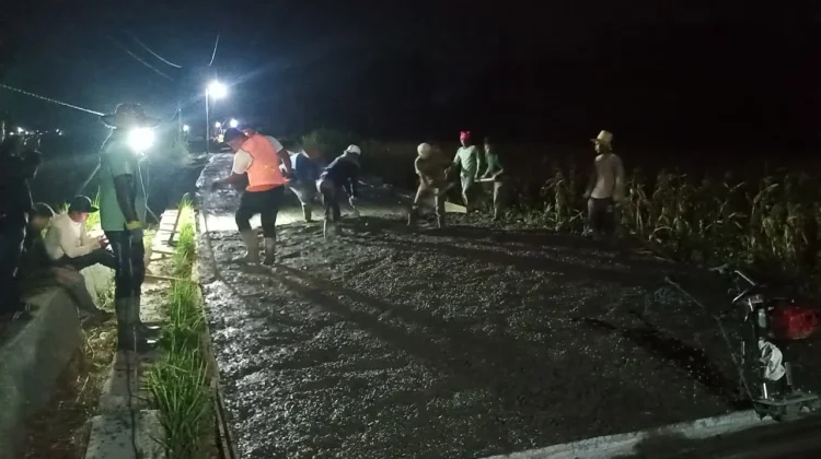 Malam Dingin Tak Halangi Satgas TMMD dan Warga Sampang Tuntaskan Pengecoran Jalan