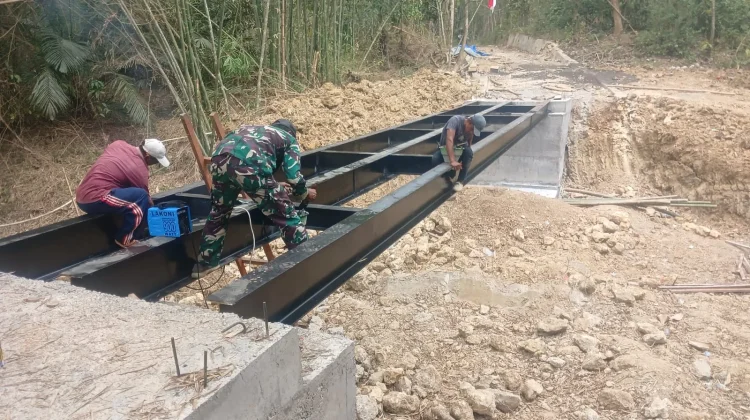 Rakyat dan TNI Gotong Royong Bau Pembangunan Jembatan di Bangkalan