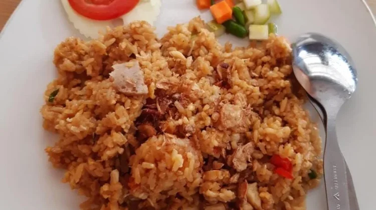 Lezatnya Porsi Lengkap Nasi Goreng Spesial