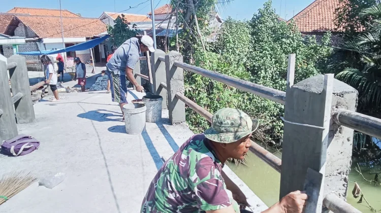 TNI dan Warga Kebut Pengecoran Tiang Jembatan Blega
