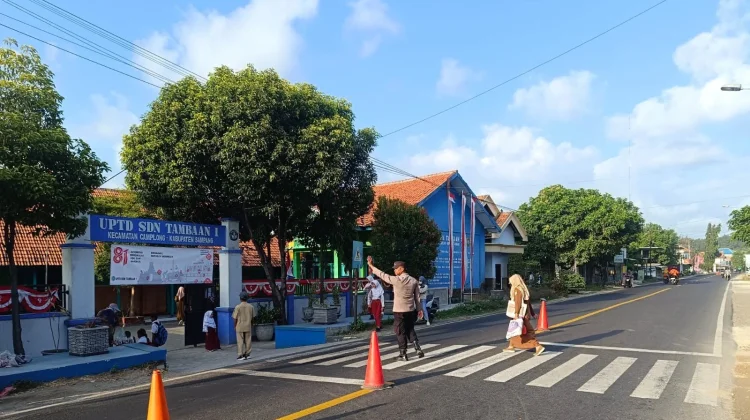 Polsek Camplong Ciptakan Kamseltibcar Lantas di Lingkungan Sekolah