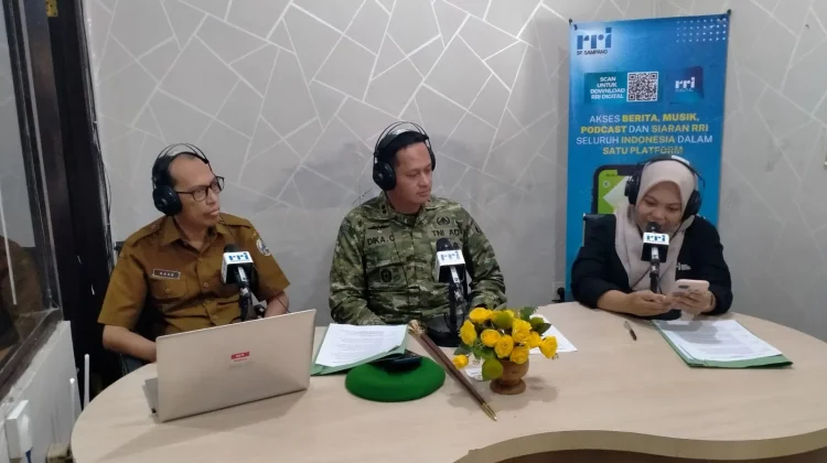 Lewat Podcast RRI Sampang: Dandim Sampang Tegaskan Komitmen TNI Hadir untuk Rakyat