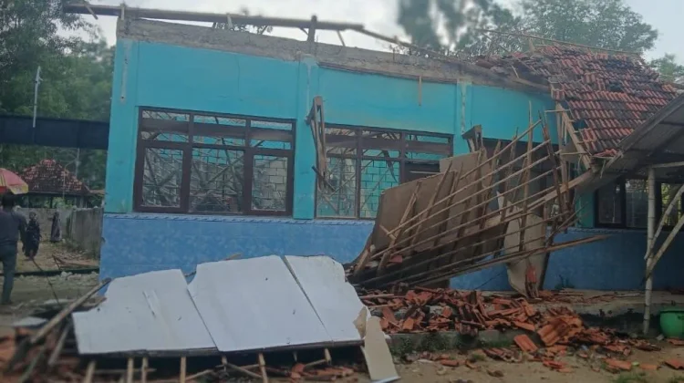 Tujuh SD di Sampang Ambruk, Disdik Keluhkan Pusat Tak Kunjung Merespon