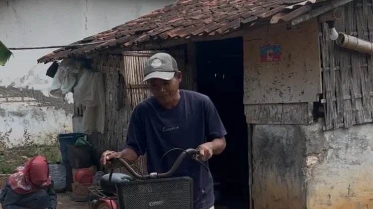 Kisah Pemulung Botol Bekas Tinggalkan Gubuk Bambu Berkat Karya Bakti TNI