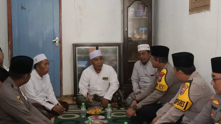 Kapolres Sampang Tampung Aspirasi Warga dan Salurkan Baksos Air Bersih