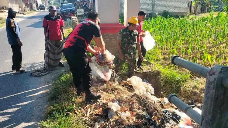 Sinergi TNI-Polri dan Pemuda Bersihkan Area Jembatan di Pamekasan