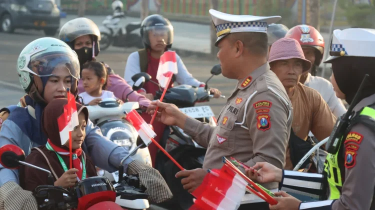 Polres Sampang Bagikan Bendera Merah Putih Sambut HUT ke-81 RI
