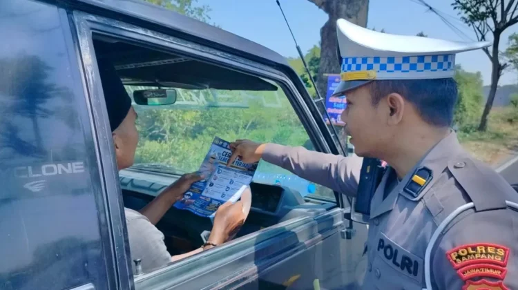 Satlantas Polres Sampang Sebar Brosur Keselamatan di Tiga Jalur Rawan Kecelakaan