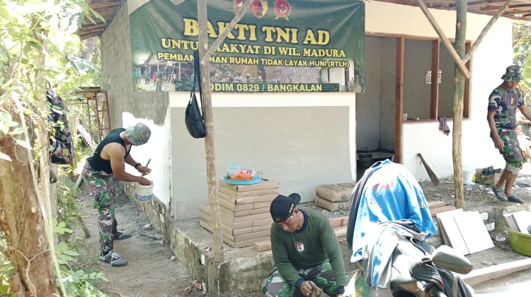 Sinergi TNI dan Warga Rehab Rumah Tidak Layak Huni di Sampang