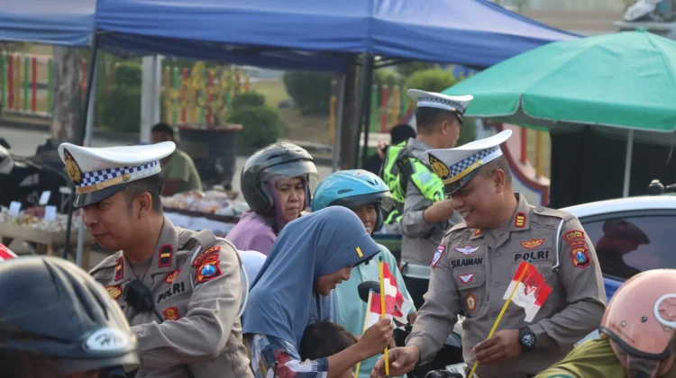 Tujuan Satlantas Polres Sampang Bagikan Bendera Merah Putih