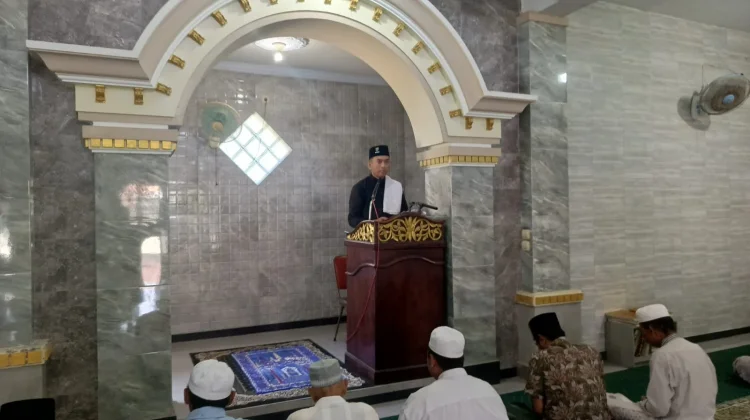 Gelar Safari Jumat di Camplong, Ini Pesan Satbinmas Polres Sampang