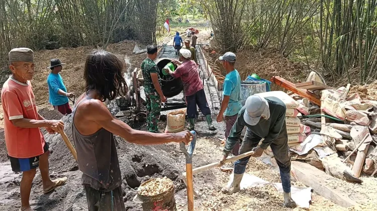 Pengecoran Lantai Jembatan Larangan tengah Dikebut demi Akses Warga