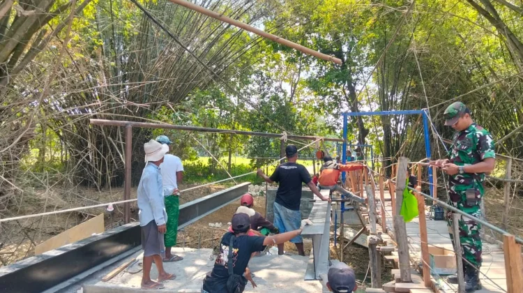 Pekerja Jembatan Nyormanis Tetap Bergotong Royong saat Libur